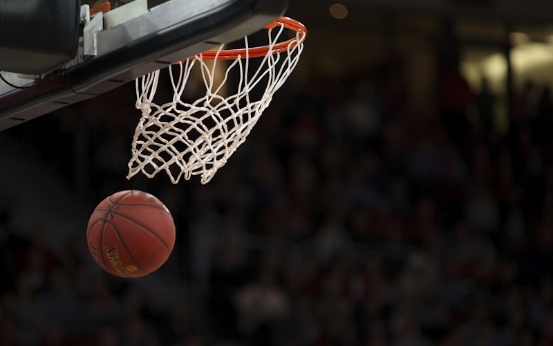 篮球运动员扣篮精彩瞬间 - NBA季后赛深度战术解析